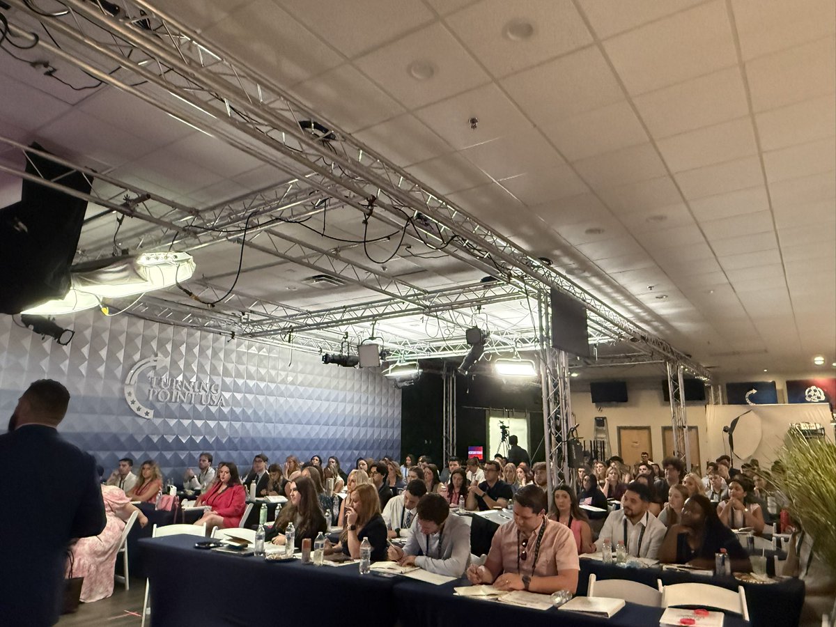 tpusastudents's tweet photo. A room full of people who are ready to get to work saving America!⚡️🇺🇸 https://t.co/eYLyZBHzlk