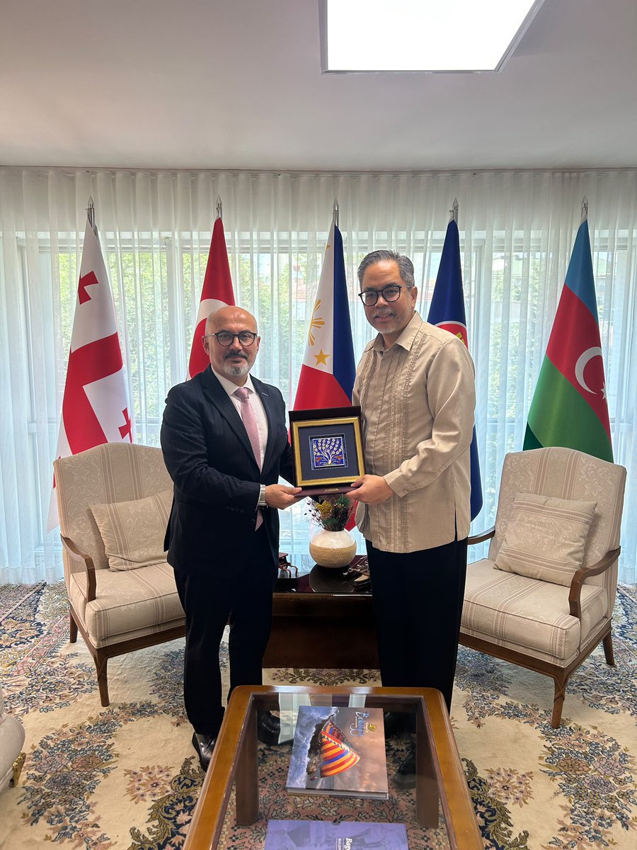 ercanvergili34's tweet photo. DEİK/Türkiye-Filipinler İş Konseyi olarak Ankara temasları kapsamında;

📍Filipinler'in Ankara Büyükelçisi Jaime Ramon Torre Ascalon Jr,

📍@TC_Disisleri Asya-Pasifik İkili Siyasi İşler Genel Müdürü Büyükelçimiz Korkut Güngen ve  Asya Çok Taraflı İlişkiler Genel Müdürü Büyükelçimiz Serap Ersoy ile toplantılar gerçekleştirildik. 

Toplantılarda;

🔹 İkili ticaret hacminin artırılması, çeşitlendirilmesi, Türkiye’nin Filipinli firmalara sunduğu yatırım imkanları,
 🔹 Filipinler’in ASEAN dönem başkanlığı sürecinde Türkiye – ASEAN ilişkilerinin güçlendirilmesi, iş dünyasının bu süreçte üstleneceği rol ve
 🔹 Filipinler’deki cazip yatırım ortamı, ülkenin Asya-Pasifik bölgesindeki stratejik konumunun sunduğu ticari avantajlar değerlendirildi.
@deikiletisim