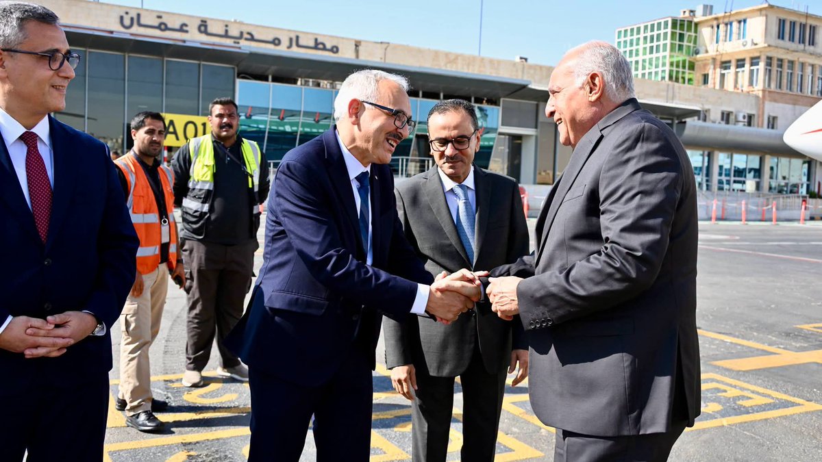 Algeria_MFA's tweet photo. بتكليف من السيد رئيس الجمهورية،حلّ وزير الدولة، وزير الشؤون الخارجية والجالية الوطنية بالخارج والشؤون الإفريقية، السيّد @AhmedAttaf_Dz ، مساء اليوم بالعاصمة الأردنية عمّان، للمشاركة في "الاجتماع الوزاري لدعم القدس ومقدساتها" بحضور أعضاء اللجنة الوزارية العربية المكلفة بالتحرك ⬇️ https://t.co/N4lrZWFits