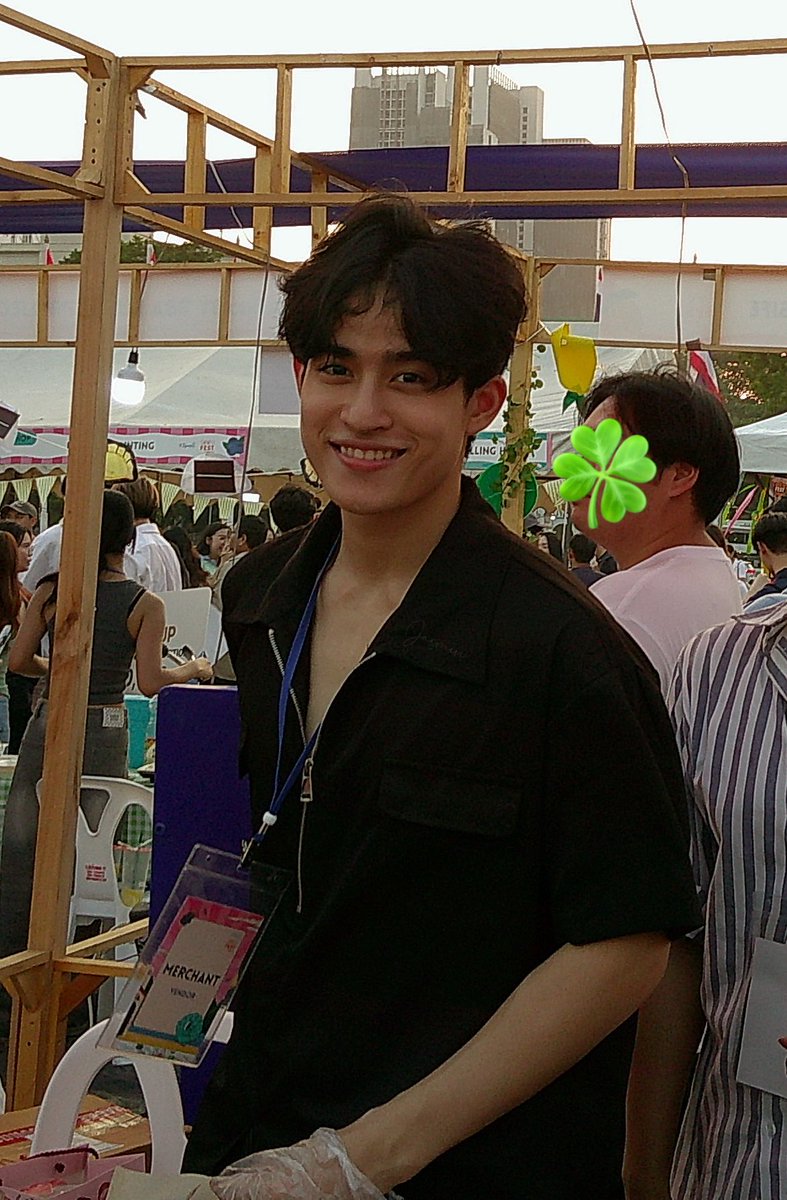 mellowbb1a's tweet photo. สุขสันต์วันเกิดนะพี่โค้ด ยังจำความรู้สึกวันแรกที่ได้เจอบาร์โค้ดได้ดีว่าเรามีความสุขมากขนาดไหนตั้งแต่วันแรกนั้นจนถึงวันนี้ก็4ปีแล้วเวลาผ่านไปเร็วมากๆเลยเนาะ ไม่มีวันไหนที่เราจะรู้สึกอยากเลิกซัพพอร์ตบาร์โค้ดเลยล่ะ จริงๆก็ไม่รู้จะอวยพรอะไรเลยแกใช้ชีวิตได้ดีอยู่แล้ว ที่อยากบอกก็คงเป็นอยากเห็นแกยิ้มเยอะๆ กินอิ่มนอนหลับ ไม่เจ็บป่วย มีเวลาได้ใช้ชีวิตในแบบที่ควรจะเป็น ได้ทำในสิ่งที่รักไปเรื่อยๆ ไม่ว่าจะเส้นทางไหนก็จะยังมีเราและน้องหน่วยคอยซัพพอร์ตเสมอ อยู่ตรงนี้ให้เราได้รักแกไปเรื่อยๆเลยนะ ยังคงยืนยันคำเดิมเสมอว่าการได้รู้จักและมารักบาร์โค้ดเป็นเรื่องที่โชคดีที่สุดในชีวิตเราเลยจริงๆ ยังคงเป็นแกทุกครั้งที่มีผลต่อความรู้สึกเรามากๆ เพราะงั้นมีความสุขให้มากๆนะครับถ้าบาร์โค้ดมีความสุขเราก็จะมีความสุขเหมือนกัน ขอบคุณที่เกิดมานะ อยู่ให้เราอวยพรแกแบบนี้ไปทุกๆปีเลยนะ ภูมิใจในตัวบาร์โค้ดเสมอเลย สัญญากันแล้วนะว่าจะอยู่ได้รักไปนานๆ💜🎂 

HAPPY 22ND BDAY BARCODE

#barcodetin #unit 
#Barcode22ndSymphony
