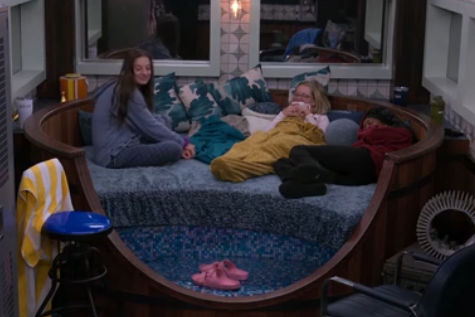 BBFeedsFairy's tweet photo. Mal/Mel/Tay talking about which Hunger Games character they are. Mallory says she's Katniss. Mel says Tay is someone whos really smart but kinda quiet, but will kill you, Mal says maybe Clove #bb28 https://t.co/lTBV3Ewg1D