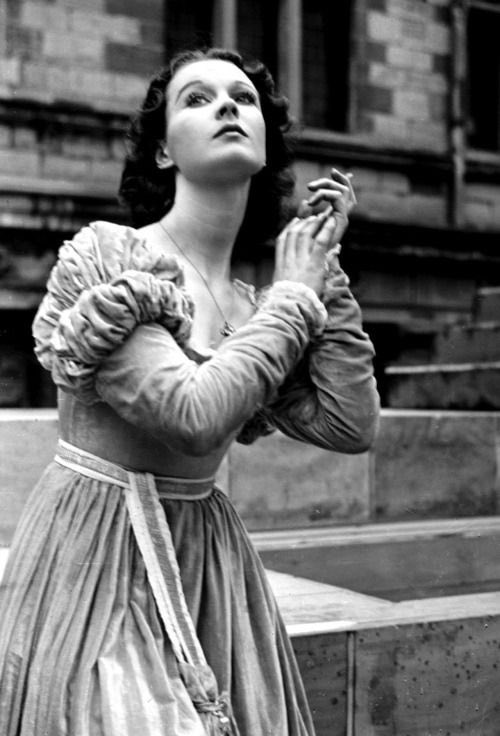 viviendaily's tweet photo. Vivien Leigh as Ophelia in a stage production of Shakespeare’s play “Hamlet”, 1937. https://t.co/kNoNYk8cBk