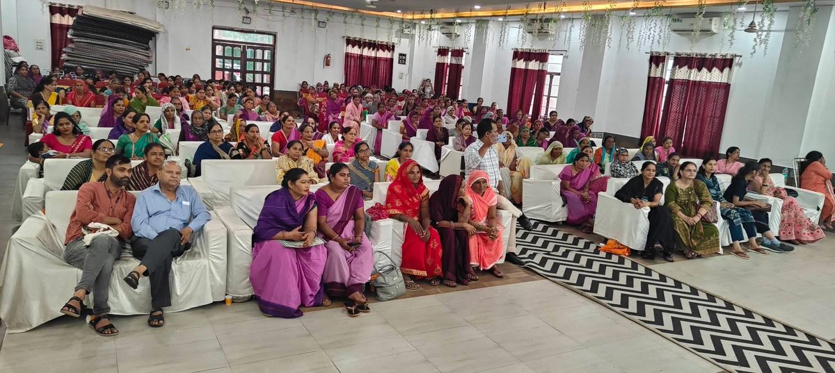 incwithsc's tweet photo. एस के शिक्षण एवं सामाजिक विकास संस्थान भरतपुर द्वारा राष्ट्रीय मानवाधिकार आयोग के सौजन्यं से आयोजित एक दिवसीय कार्यशाला में सहभागिता की , भरतपुर की सोनार हवेली में आयोजित कार्यशाला में 200 से अधिक महिलाओं ने जागरूकता कार्यशाला में भाग लिया!! https://t.co/OO2bnF2toP