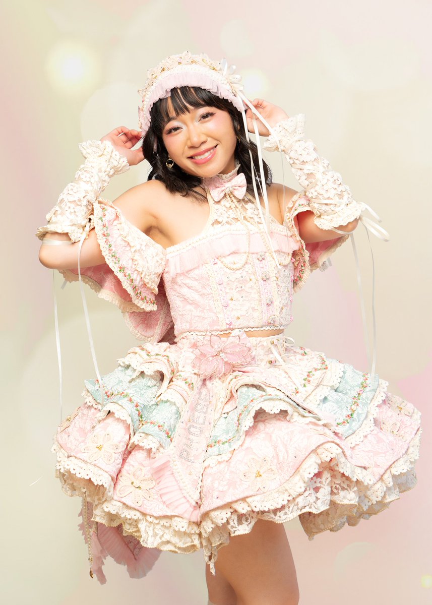 feebeechanchibi's tweet photo. 【🌷 POST-OTAKON AND OFFKAI INTRO🌷】

During the almost 8-week performance gauntlet I've been on, I've had the privilege of meeting YOU!!

For those who are new to the FeebeeHive, I'm Phoebe, your 2.5D blooming flower idol, singer-songwriter, and voice actor who performs on both the real life and virtual stage 🐝🌸 I've been doing kaigai idol activities since 2017-18 and kept them going when I started VTubing in 2020 via mixed reality integration. 

I aim to bridge dimensional and cultural boundaries, bringing people together through songs full of hope and empathy! 🎶

To this day, I'm doing it as both my IRL self and recently have also started chasing my virtual dreams with my best friends Vicky and Mint in VTuber idol group Densetsu.EXE as well 🩷💚🩵

I believe that this is all my life's purpose and I'm striving to reach as many hearts all over the world with my voice as possible. So please come along on this journey with me and let's GO TO THE MOOOON!!!! ✨️