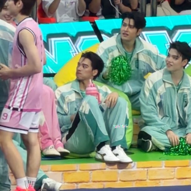 puffypluff_'s tweet photo. คนอื่นไปไหนต่อไหนละชั้นยังอยุ่ตรงนี้ 
น้ำปิงเดินเอาน้ำไปให้เก่งกินละชีก้กินต่อ🤩 https://t.co/O1GNjcM68A