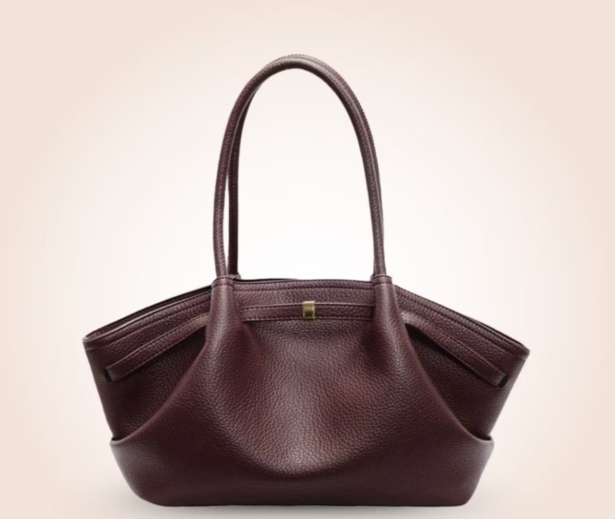 novi6299's tweet photo. Ternyata gak perlu bayar mahal buat dapet clean look ala cewek kue/cewek bumi. Tas brand lokal satu ini jawaban banget: bahannya halus, muat pouch kosmetik sampai botol minum, tapi tetep kelihatan sleek pas di-shoulder 🤍✨ https://t.co/aaTWra8pYJ