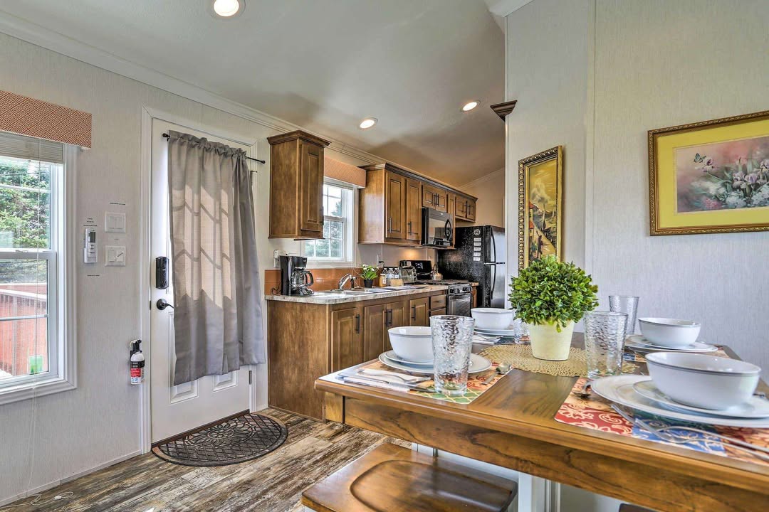 EquestrianPA's tweet photo. Wondering where to travel next? We have ideas!💡 
4BR #logcabin - 🛏 2BR #cottages - 1BR #studios. WiFi, beddings, towels, linens provided. In the North Pocono Mountains.
Book here 👉 https://t.co/LWumaJZmpJ 
#slowtravel #vacationrentals #familyfriendly #dogfriendly #PoconoMtns https://t.co/GYucdxIgrg