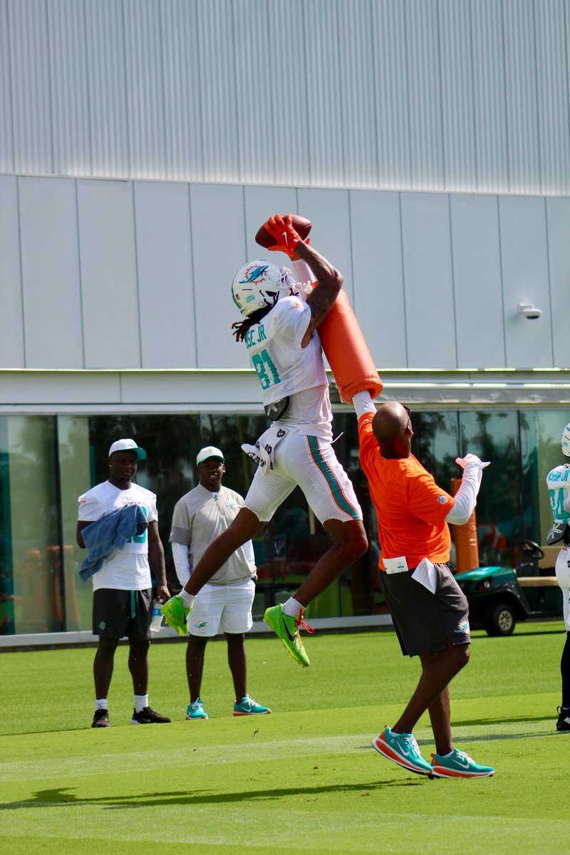 Marcel_LJ's tweet photo. Dolphins wide receivers worked on contested jump balls today, here are a few shots from Tuesday's practice https://t.co/lybGgTVlIi
