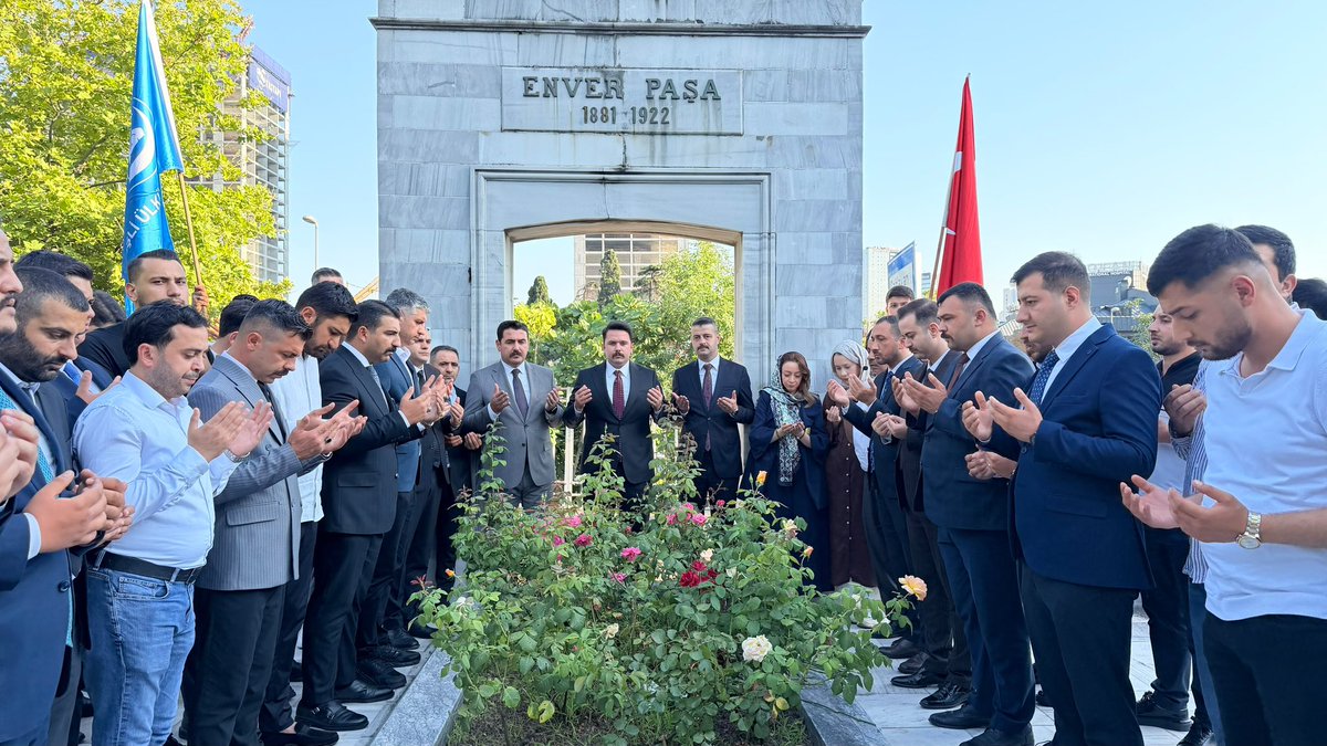 Aalparslandogan's tweet photo. “Benim tek bir mefkûrem var, vatanımın refah içinde olmasına çalışmak ve onun menfaatini korumak. Bu amaca ulaşmak için her şeyi feda ederim.” 
İsmail Enver Paşa

Turan Orduları Başkomutanı, Şehid-i Âla Gazi-i Namdar İsmail Enver Paşa’yı şehadetinin sene-i devriyesinde kabri başında dualarla andık.

Aziz ruhu şâd olsun. 🇹🇷