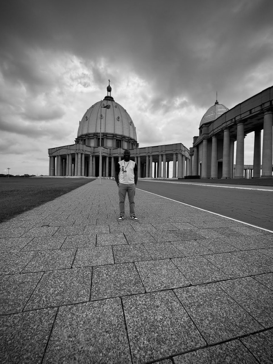 DagaShotz's tweet photo. Away from work, took a quick tour of the Basilica of Our Lady of Peace of Yamoussoukro. ❤️

#DagashotzinIvoryCoast | #DagashotzxWAFUBU20 https://t.co/xBSytwSQod