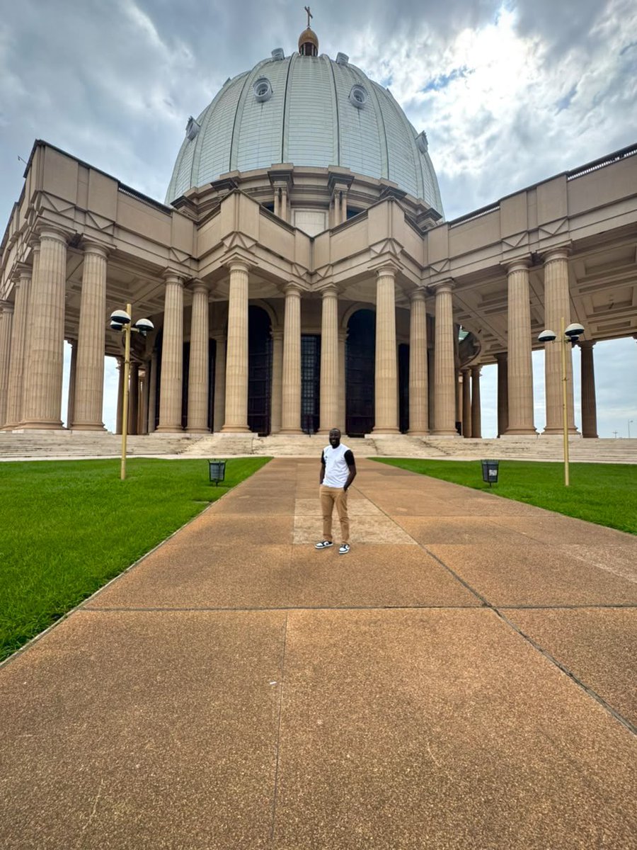 DagaShotz's tweet photo. Away from work, took a quick tour of the Basilica of Our Lady of Peace of Yamoussoukro. ❤️

#DagashotzinIvoryCoast | #DagashotzxWAFUBU20 https://t.co/xBSytwSQod