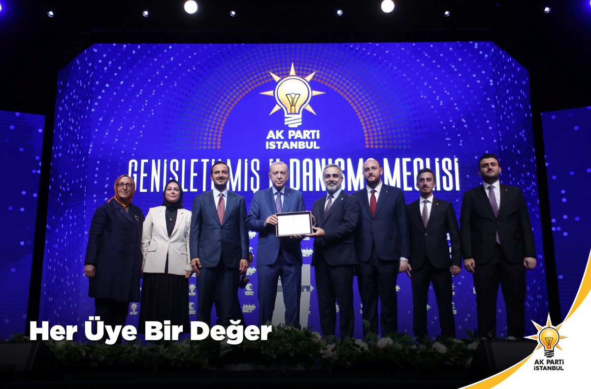 durmazomer's tweet photo. Her Üye Bir Değer,
Çünkü bu dava, omuz omuza yürüyenlerin ortak emeğiyle büyüyor. 🇹🇷 https://t.co/Y0hEQock10
