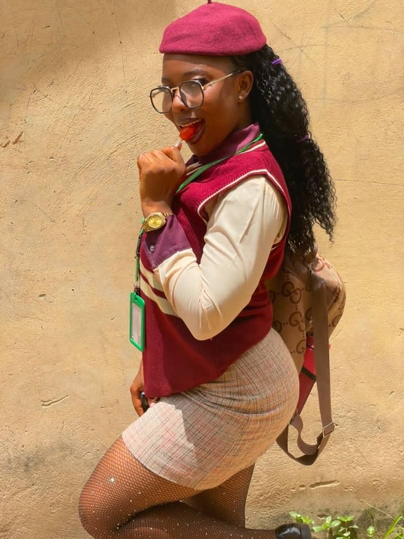 MrDimple_247's tweet photo. This girl back side went back to school 
@i_dey_mkd 
#JOSTUMFYBWEEK
#Back2School https://t.co/40mHEfhCR8