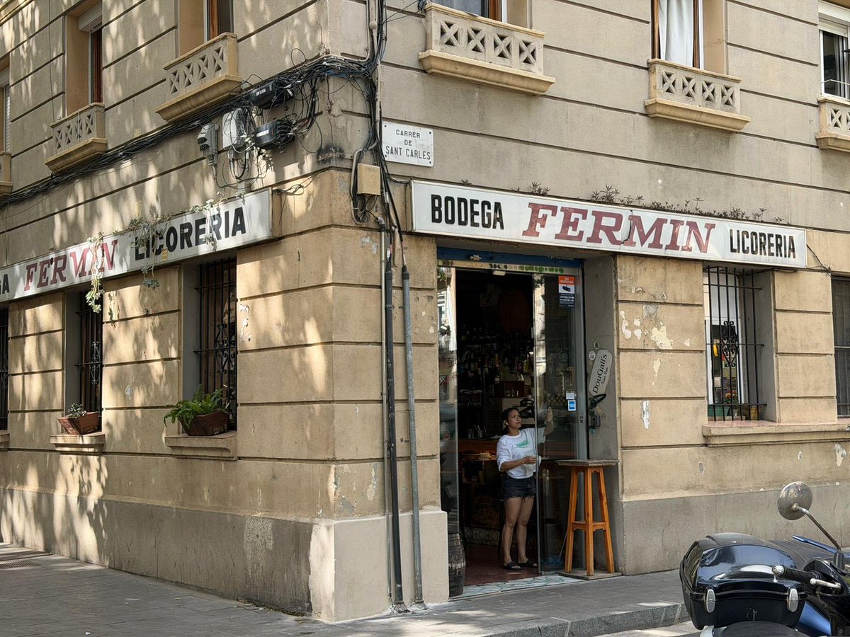polprezz's tweet photo. La Barcelona del @pscbarcelona 

Ben acceptat  / prohibidissim https://t.co/JyXoCFzuM6
