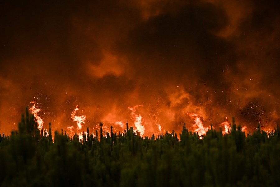 choricos's tweet photo. Ο κόσμος καίγεται επί μια βδομάδα. 
Και ενώ ο Μητσοτάκης συγχαίρει τον εαυτό του και την παρέα του, ο εν αναμονή πρωθυπουργός περισυλλογίζεται.
Πρέπει να έχει "και γαμώ" τους επικοινωνιολόγους..
#φωτιες #πυρκαγιές https://t.co/rDU0LQhZ17