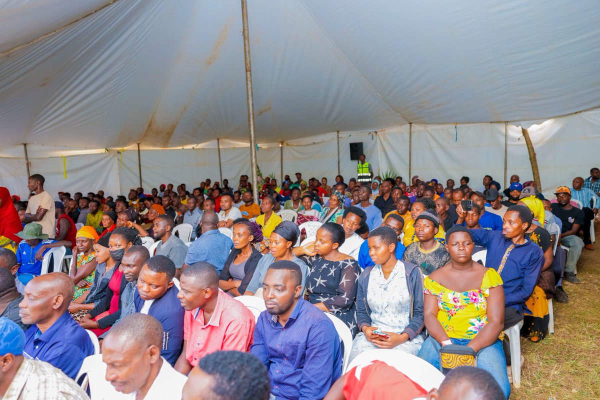CityofKigali's tweet photo. Mu turere twose twa #KigaliYacu kuri uyu wa Kabiri hateranye Inteko z’Abaturage ziba kabiri mu kwezi. 

Umuyobozi w’Umujyi wa Kigali Dusengiyumva Samuel ari kumwe na Minisitiri w’Ubutegetsi bw’Igihugu Habimana Dominique bifatanyije n’abaturage b’Umurenge wa Masaka @KicukiroDistr mu rwego rwo kwegera abaturage no kubatega amatwi. 

#KigaliYacu