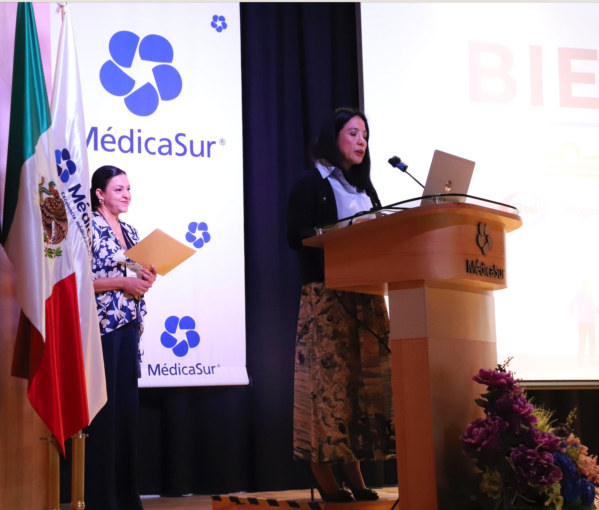 medicasur's tweet photo. En Médica Sur estamos orgullosos de ser el primer hospital privado en México reconocido como Demencia Friendly, un distintivo que refleja nuestro compromiso con la atención integral, digna y empática de las personas que viven con demencia.

Este reconocimiento es resultado del trabajo y la sensibilización de todas las áreas del hospital, tanto clínicas como no clínicas, que día a día fortalecen una cultura de comprensión, respeto y acompañamiento.

Reafirmamos nuestro compromiso con nuestros pacientes, sus familias y la sociedad, impulsando acciones que contribuyan a una mejor calidad de vida y a la construcción de entornos más inclusivos para todos.

#MédicaSur #DemenciaFriendly #CompromisoMédicaSur #AtenciónIntegral #SaludConHumanismo #CentroDeMemoria #Alzheimer #CuidadoDelPaciente #OrgulloMédicaSur