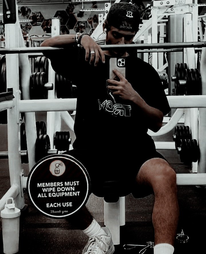 olympoman_'s tweet photo. Na academia essa vadia ficava me encarando, levei pro banheiro e fiz me mamar. https://t.co/Rf33MtPeNF