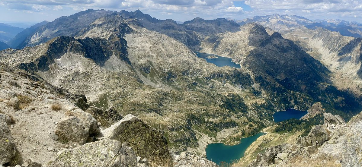 Saibi16620967's tweet photo. Vistas desde el Montarto  4 Agosto.
Cresta Comoloformo - Besiberris arriba izq y Maladetas arriba derecha. https://t.co/RDyxgzOwox