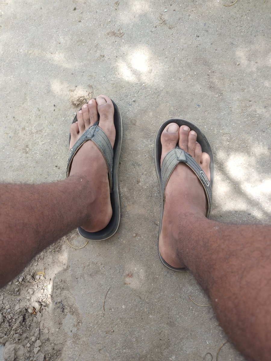 darkskinny18's tweet photo. 🩴🦶🏽 https://t.co/hJPaLrUF9M
