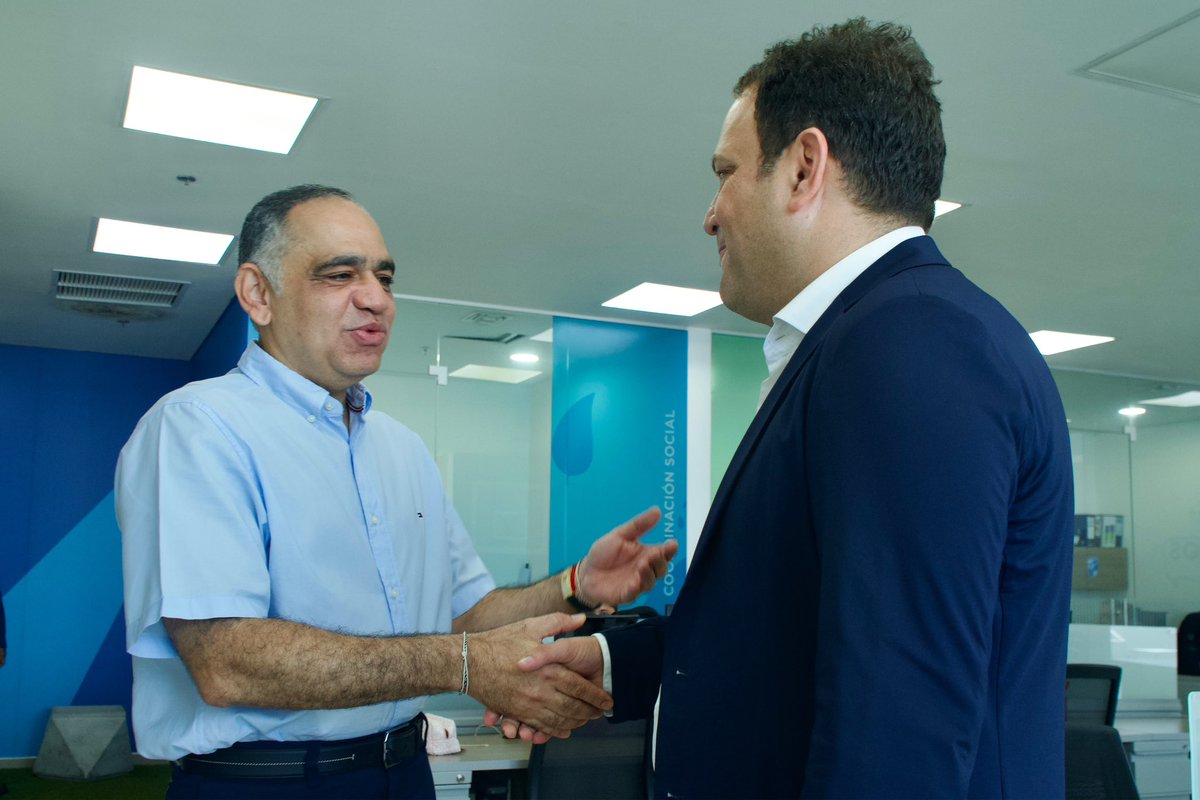 SantaMartaDTCH's tweet photo. El alcalde @CarlosPinedoC sostuvo una reunión con el director ejecutivo de @Asocapitales, Andrés Santamaría Garrido, con el propósito de fortalecer la articulación institucional y avanzar en iniciativas estratégicas que contribuyan al desarrollo de Santa Marta. https://t.co/Xn4aWN47Uw