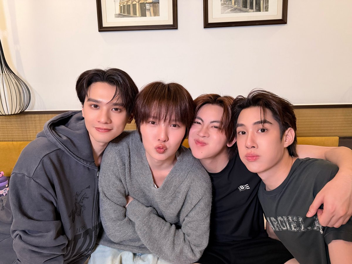 KhemjiraSeries's tweet photo. เลิกกองแล้วววจ้ะะ ✨ ขอส่งท้ายคืนนี้ด้วย เจ้าแก๊งค์ก้อนเขม แถมมีพี่คเชนทร์สุดหล่อมาด้วย 🥰 มีแต่คนหน้าตายิ้มแย้มมีฟามสุขขข สงสัยคิวนี้จะมีเรื่องดี ๆ แน่ ๆ เลยจ้ะะะ 😍

ส่วนพี่ลูกแอดขอลาไปอยู่ในฝันของทุกคนก่อนนะจ๊ะ 😃💤

#เขมจิราตอนพิเศษถ่ายละเด้อ https://t.co/AHk3J3jPaG