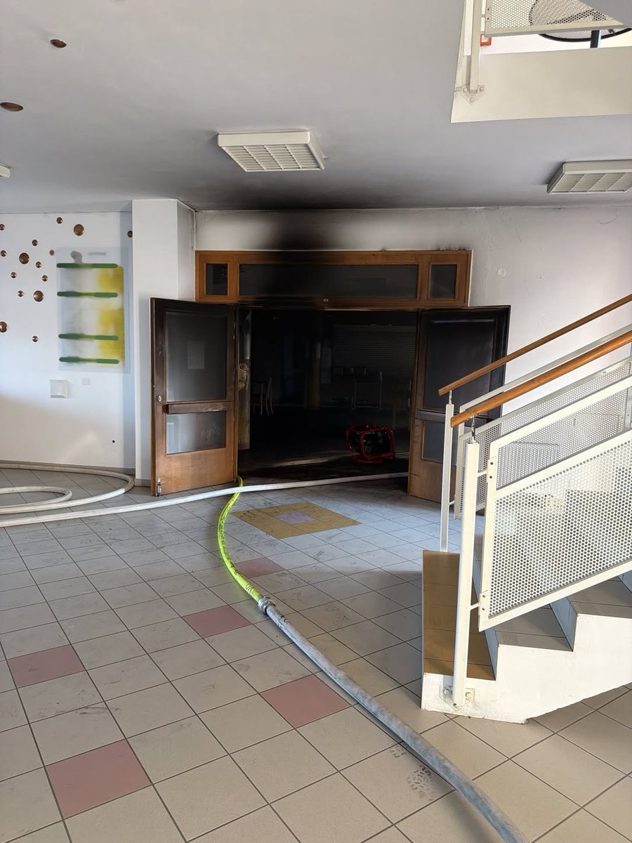 iRozhlasJVM's tweet photo. 🔥Hasiči zasahují u požáru v domě s pečovatelskou službou ve Velkých Opatovicích na Blanensku. Kvůli zásahu vyhlásili druhý stupeň požárního poplachu a evakuovali obyvatele. Požár už mají pod kontrolou, objekt dál odvětrávají a prověřují. 🚒 https://t.co/LPvFRm27ZY