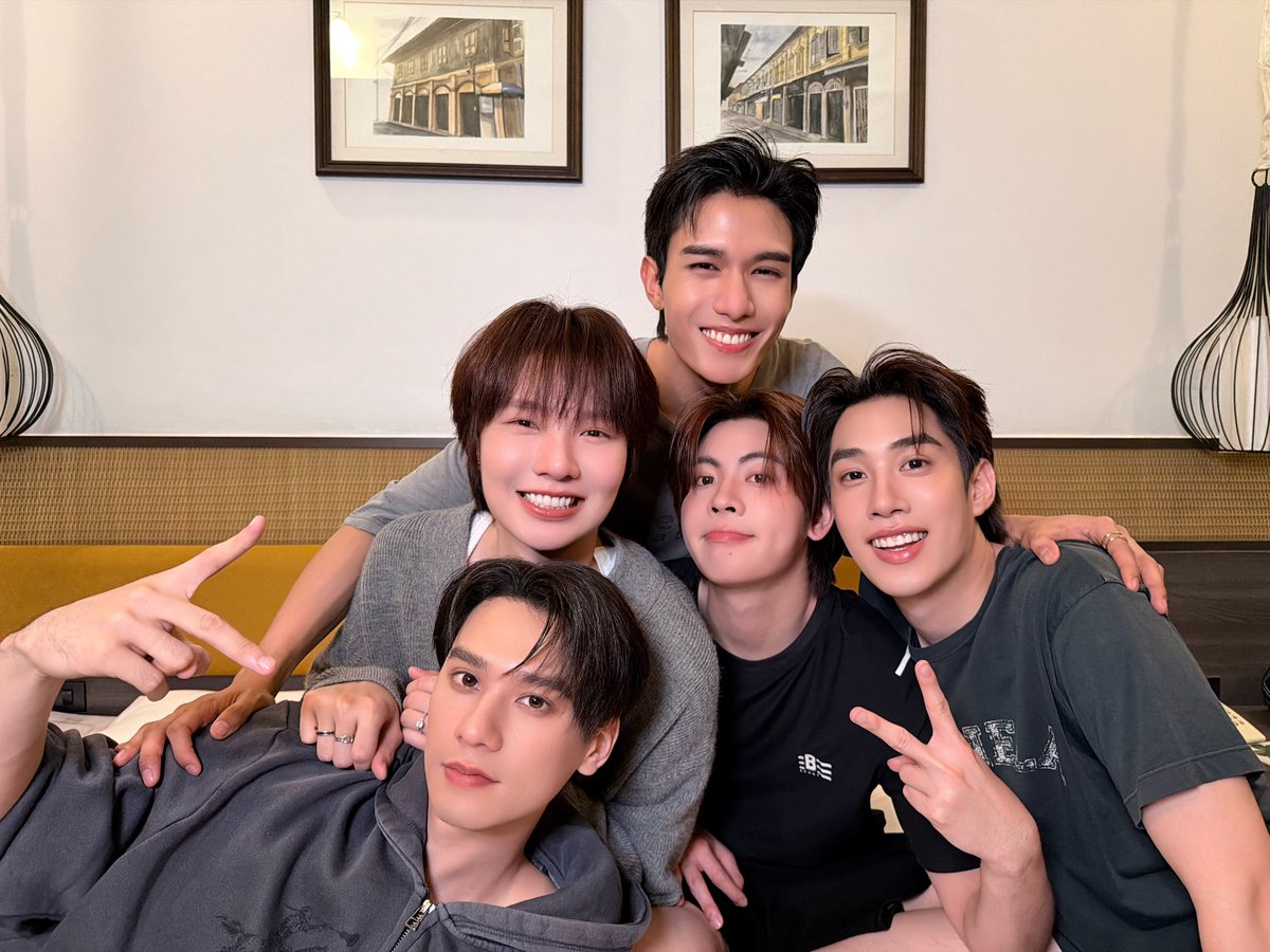 KhemjiraSeries's tweet photo. เลิกกองแล้วววจ้ะะ ✨ ขอส่งท้ายคืนนี้ด้วย เจ้าแก๊งค์ก้อนเขม แถมมีพี่คเชนทร์สุดหล่อมาด้วย 🥰 มีแต่คนหน้าตายิ้มแย้มมีฟามสุขขข สงสัยคิวนี้จะมีเรื่องดี ๆ แน่ ๆ เลยจ้ะะะ 😍

ส่วนพี่ลูกแอดขอลาไปอยู่ในฝันของทุกคนก่อนนะจ๊ะ 😃💤

#เขมจิราตอนพิเศษถ่ายละเด้อ https://t.co/AHk3J3jPaG