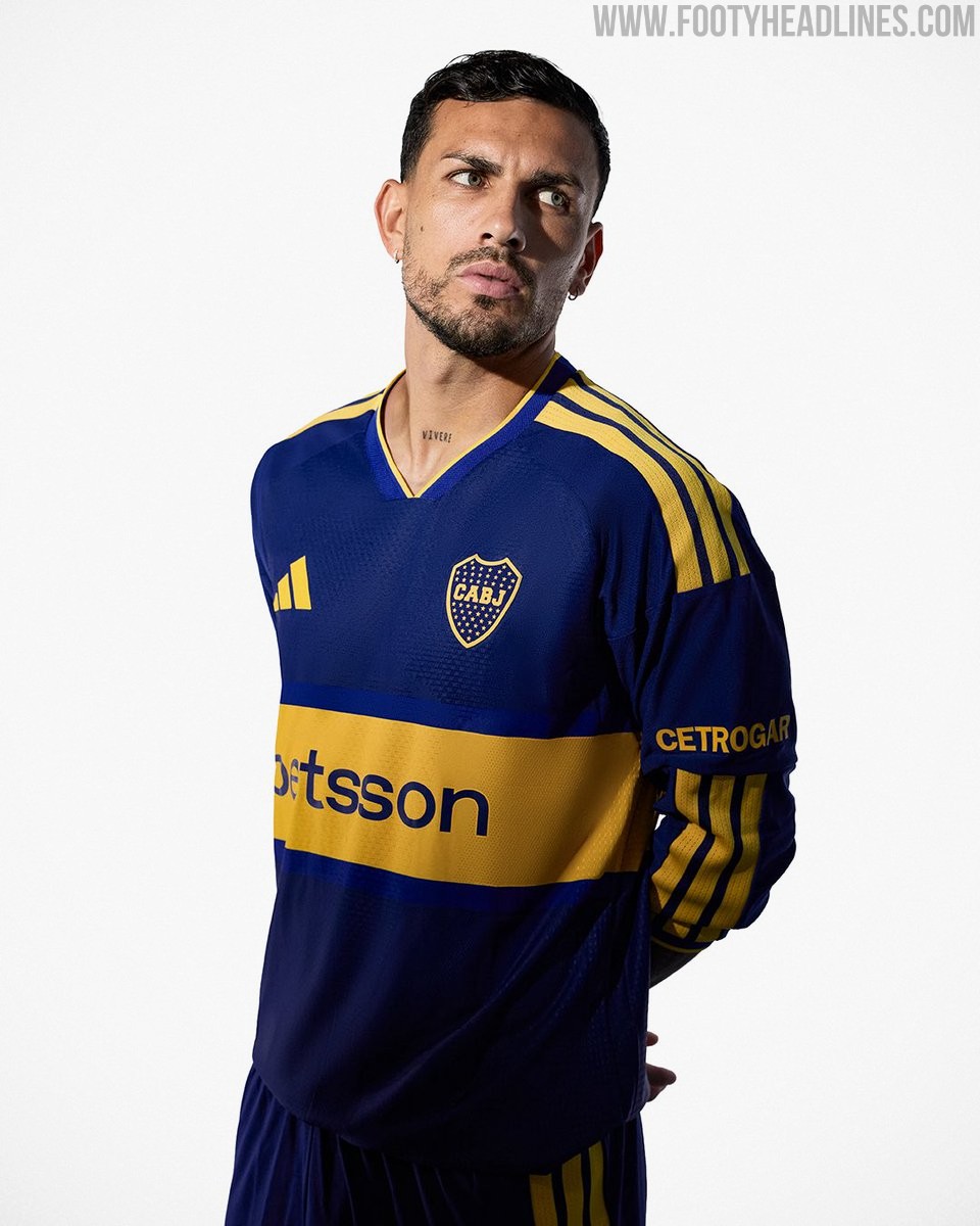 Footy_Headlines's tweet photo. 𝘽𝙤𝙘𝙖 𝙅𝙪𝙣𝙞𝙤𝙧𝙨 𝙇𝙖𝙪𝙣𝙘𝙝 𝟐𝟔-𝟐𝟕 𝙃𝙤𝙢𝙚 𝙆𝙞𝙩

Boca Juniors and Adidas have officially launched the new 26-27 home kit, bringing a brighter shade of blue back to the Argentine giants following the darker blue scheme worn in the previous campaign. The design stays true to the club's iconic identity, anchored by the signature bold yellow horizontal stripe running across the chest.

The 26-27 jersey features a yellow V-neck collar paired with yellow Adidas three stripes across the shoulders. Main sponsor Betsson is positioned in dark blue text inside the central yellow band, while sleeve sponsor Cetrogar appears in yellow. The traditional star-filled Boca Juniors crest is embroidered on the left chest, accompanied by a yellow sign-off reading Xeneize on the upper back collar.