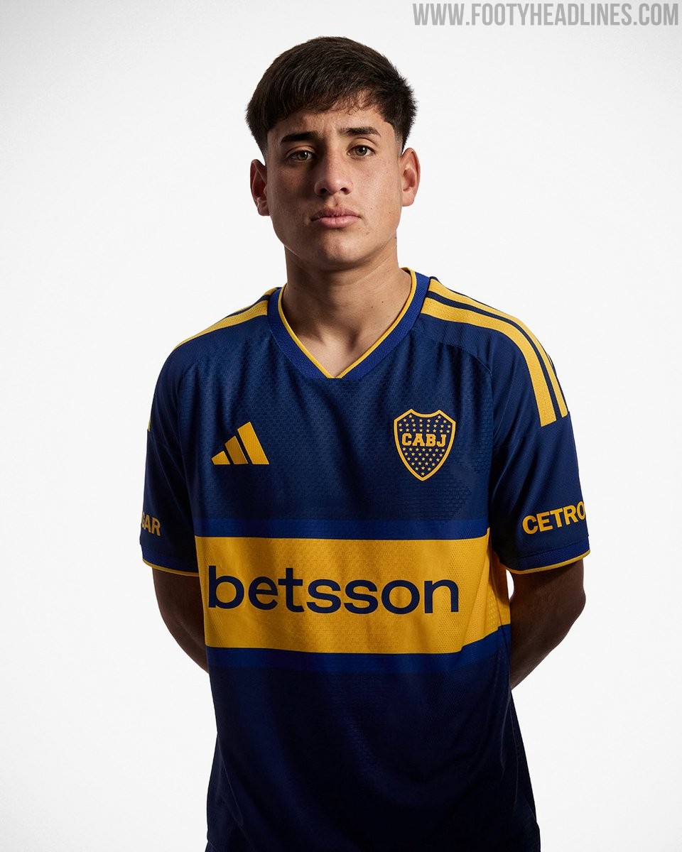 Footy_Headlines's tweet photo. 𝘽𝙤𝙘𝙖 𝙅𝙪𝙣𝙞𝙤𝙧𝙨 𝙇𝙖𝙪𝙣𝙘𝙝 𝟐𝟔-𝟐𝟕 𝙃𝙤𝙢𝙚 𝙆𝙞𝙩

Boca Juniors and Adidas have officially launched the new 26-27 home kit, bringing a brighter shade of blue back to the Argentine giants following the darker blue scheme worn in the previous campaign. The design stays true to the club's iconic identity, anchored by the signature bold yellow horizontal stripe running across the chest.

The 26-27 jersey features a yellow V-neck collar paired with yellow Adidas three stripes across the shoulders. Main sponsor Betsson is positioned in dark blue text inside the central yellow band, while sleeve sponsor Cetrogar appears in yellow. The traditional star-filled Boca Juniors crest is embroidered on the left chest, accompanied by a yellow sign-off reading Xeneize on the upper back collar.