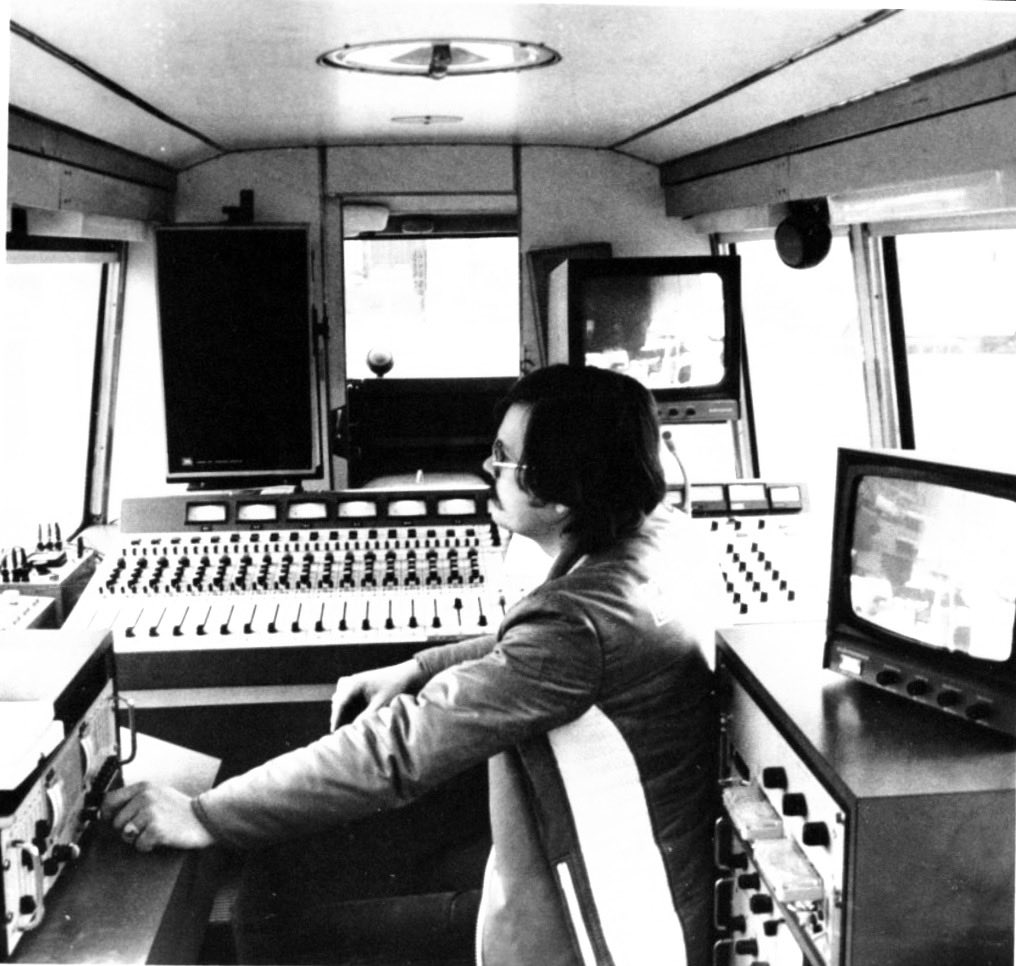 lmarsick's tweet photo. #Souvenir de réalisateur à @RTLFrance dans les ANNEES 80 : «La régie mobile était installée dans un J7 rallongé.
Utilisée principalement sur l'émission  de 11h-13h animée par Fabrice puis Michel Drucker. En direct, elle reliait la scène d'une salle en province à la rue Bayard qui ajoutait les publicités avant le départ vers l'émetteur. Et qui parfois devait gérer les coupures de ligne !!! Les lignes PTT analogiques relayées par de nombreux postes techniques jusqu'à la rue Bayard nécessitaient une remise à niveau et une correction de bande passante dégradées par la distance entre deux postes. Les premières lignes Numeris se paramétraient avec un Minitel... »