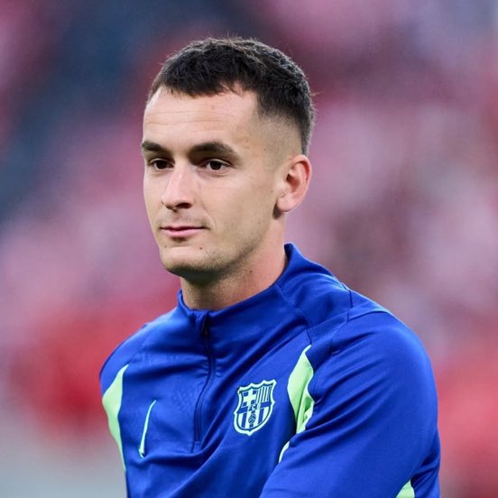 fcbisprime's tweet photo. El INTER DE MILÁN ha surgido como un posible destino para Marc Casadó.

La prioridad del mediocampista es permanecer en Europa a pesar de haber recibido una oferta lucrativa de Al Hilal.

El FC Barcelona está exigiendo alrededor de 40 millones de euros, una valoración que podría ser difícil de alcanzar para los clubes europeos.

Inter es actualmente una opción que atrae a Casadó, y no se espera que los términos personales sean un problema.

Aún sería necesaria una propuesta formal y negociaciones entre los dos clubes.

— @BlazquezFont
