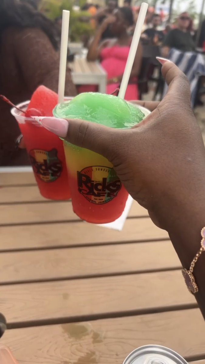 NewNewdatbish's tweet photo. Vacation me >>> https://t.co/Fnw8pt33sf