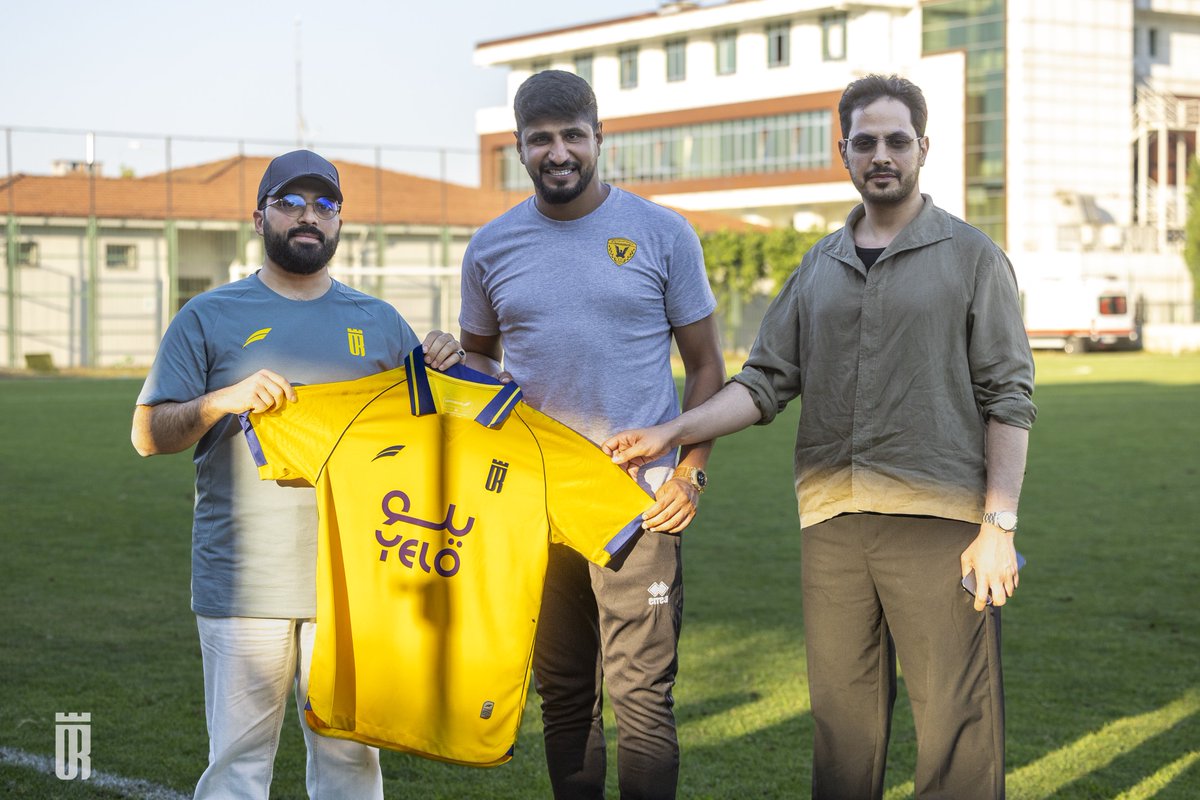 ALOROBAH_FC's tweet photo. قامت إدارة نادي #العروبة قبل بداية لقاء الفريق الأول الودي أمام القادسية الكويتي بإهداء قميص #فخر_الجوف لقائد العروبة السابق وهدّافه الدولي الكويتي مساعد ندا الذي مثّل وقاد العروبة في دوري المحترفين السعودي #دوري_جميل 2015/2014 م .
متمنين للكابتن مساعد كل التوفيق والنجاح في مشواره وعمله الرياضي ولفريقه القادسية الكويتي الشقيق 🇰🇼

#العروبة_في_تركيا 🇹🇷