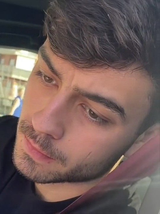 miyzio's tweet photo. the difference of Pedri with and without beard needs to be studied https://t.co/aWbRjdx38G