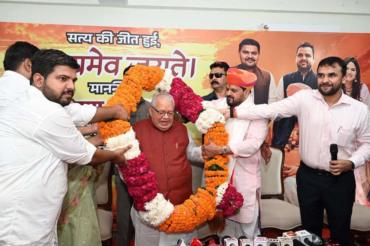 b_bhushansharan's tweet photo. आज नोएडा स्थित हमारी बिटिया शालिनी सिंह जी के आवास पर आयोजित स्नेह मिलन समारोह में उपस्थित हुआ..!,

इस अवसर पर आदरणीय श्री कलराज मिश्र जी का स्नेहिल आशीर्वाद प्राप्त हुआ! साथ ही समधन एवं आरा (बिहार) की पूर्व सांसद श्रीमती मीना सिंह जी तथा दामाद श्री विशाल सिंह जी ,व हमारे अनुज पुत्र कैसरगंज लोकसभा के सांसद श्री करण भूषण सिंह जी की आत्मीय उपस्थिति रही ..!!