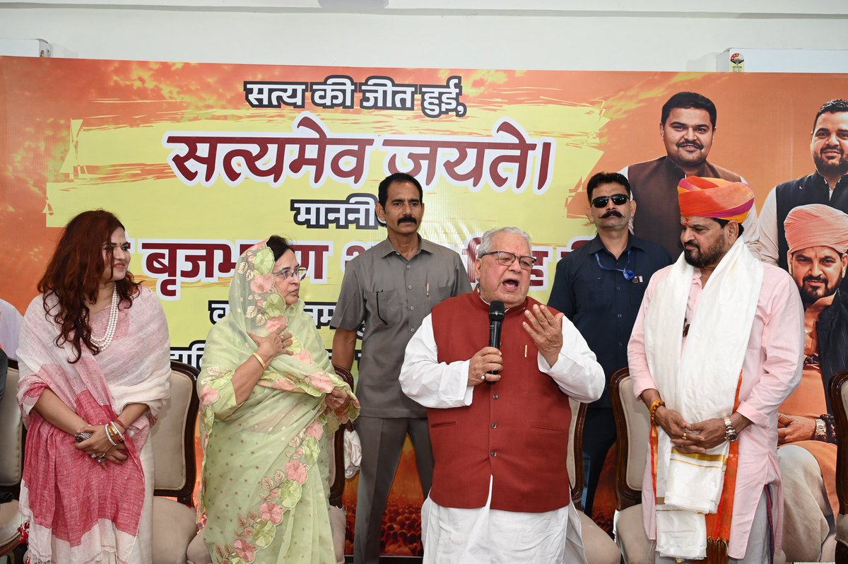 b_bhushansharan's tweet photo. आज नोएडा स्थित हमारी बिटिया शालिनी सिंह जी के आवास पर आयोजित स्नेह मिलन समारोह में उपस्थित हुआ..!,

इस अवसर पर आदरणीय श्री कलराज मिश्र जी का स्नेहिल आशीर्वाद प्राप्त हुआ! साथ ही समधन एवं आरा (बिहार) की पूर्व सांसद श्रीमती मीना सिंह जी तथा दामाद श्री विशाल सिंह जी ,व हमारे अनुज पुत्र कैसरगंज लोकसभा के सांसद श्री करण भूषण सिंह जी की आत्मीय उपस्थिति रही ..!!