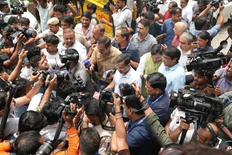 manojpandit_com's tweet photo. 233000 पिटिशन E 20 के खिलाफ @ArvindKejriwal जी के साथ प्रधानमंत्री जी को देने जाते हुए https://t.co/RPN6qkDOoA