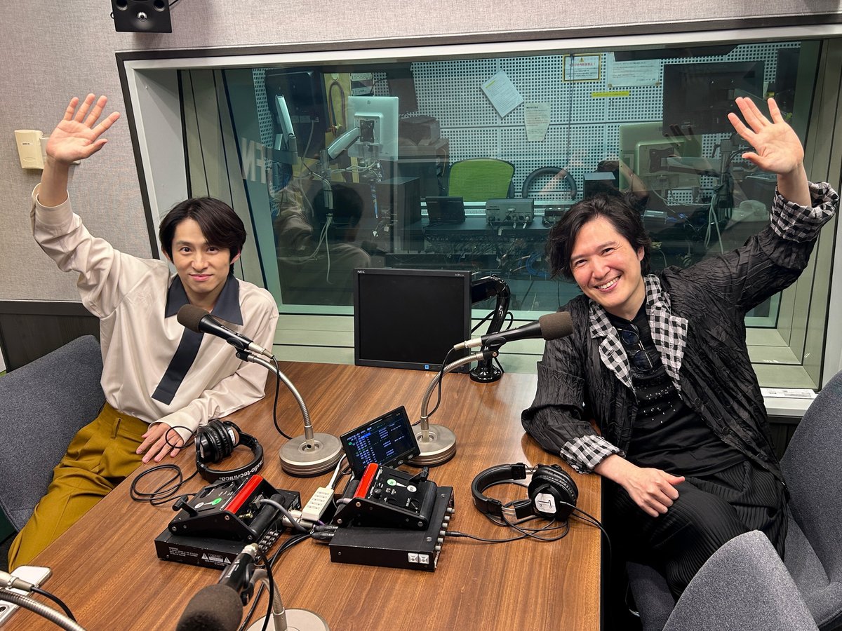 TokyoSpeakeasy's tweet photo. ＜TOKYO SPEAKEASY＞

今夜のお客様は
#三宅健 さんと #清塚信也 さんでした✨

お聴き逃しは #radiko から
📻https://t.co/YzJNk4FQSQ

#JFNPods では
フルバージョンのトークがお聴きいただけます🥂
🎧https://t.co/yVnxyIl8iw

@kenmiyake_idol
#speakeasy #TOKYOFM https://t.co/HgFuQ5xAKl