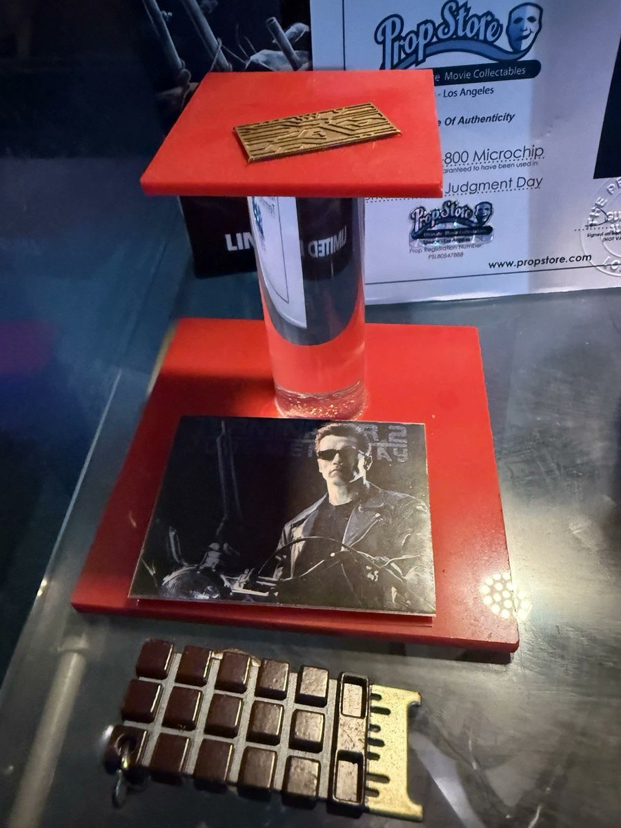david_tayo's tweet photo. One of the most iconic props from Terminator 2. A rare prototype display that's ready for your collection.
Shop Link : https://t.co/ikPaOLncVC
#ThePropChuck #Terminator2 #JudgmentDay #MovieProps #FilmMemorabilia https://t.co/MTkbgTbrwd
