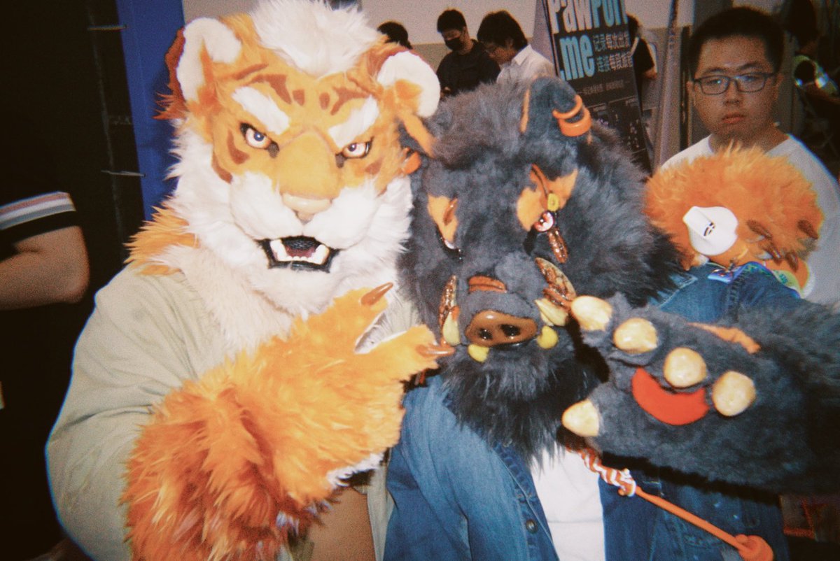 TigerHRMS's tweet photo. 极兽聚快乐合影2！！#furry #fursuit https://t.co/1dZa6J7JqZ