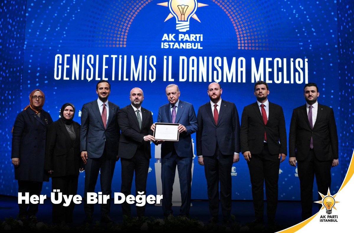 akpartifatihgk's tweet photo. Her mahallede, her sokakta, her hanede Her Üye Bir Değer diyerek gönüllere dokunuyor, büyük ailemizi genişletiyoruz. https://t.co/CFDrudt0Cj