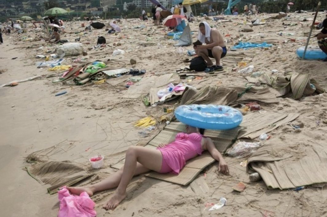 Pseudo_Prophet_'s tweet photo. This is a beach in Shenzhen, the so-called Silicon Valley of China. 🇨🇳

Totally filled with trash. 😩 https://t.co/2qJLFt34YD
