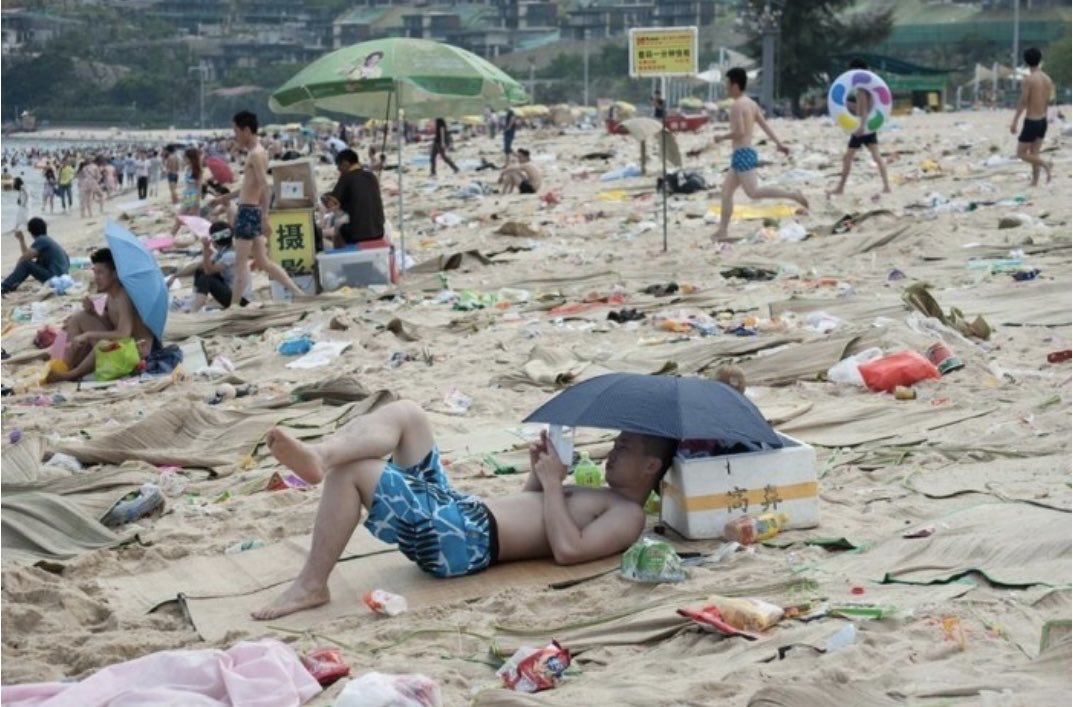 Pseudo_Prophet_'s tweet photo. This is a beach in Shenzhen, the so-called Silicon Valley of China. 🇨🇳

Totally filled with trash. 😩 https://t.co/2qJLFt34YD