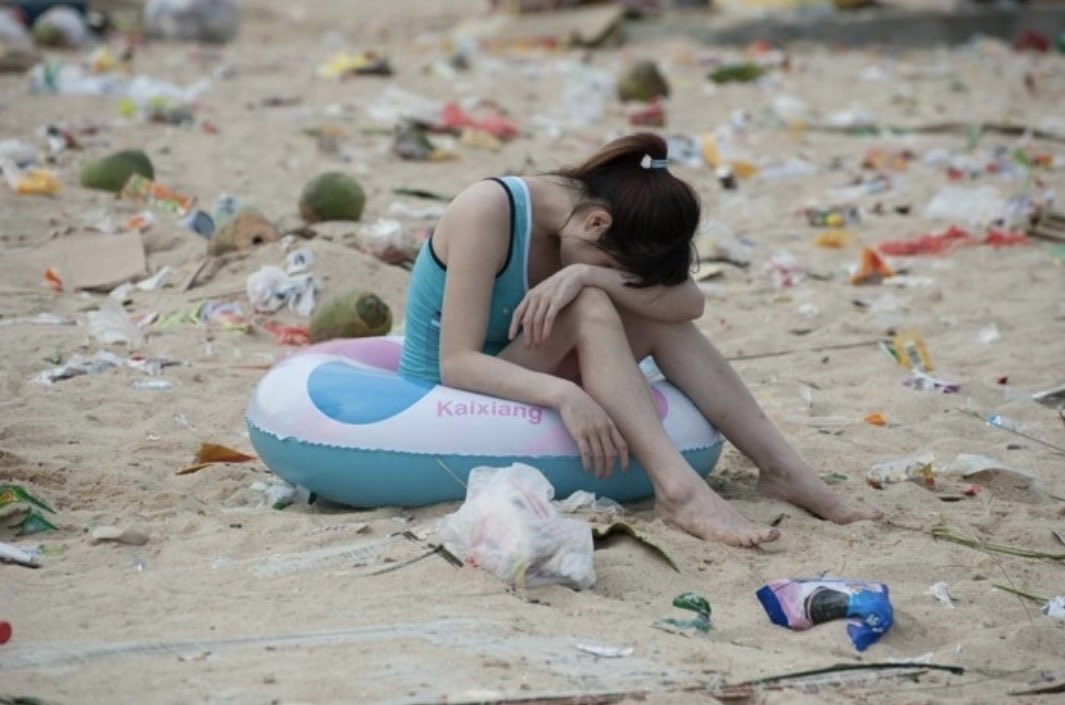 Pseudo_Prophet_'s tweet photo. This is a beach in Shenzhen, the so-called Silicon Valley of China. 🇨🇳

Totally filled with trash. 😩 https://t.co/2qJLFt34YD