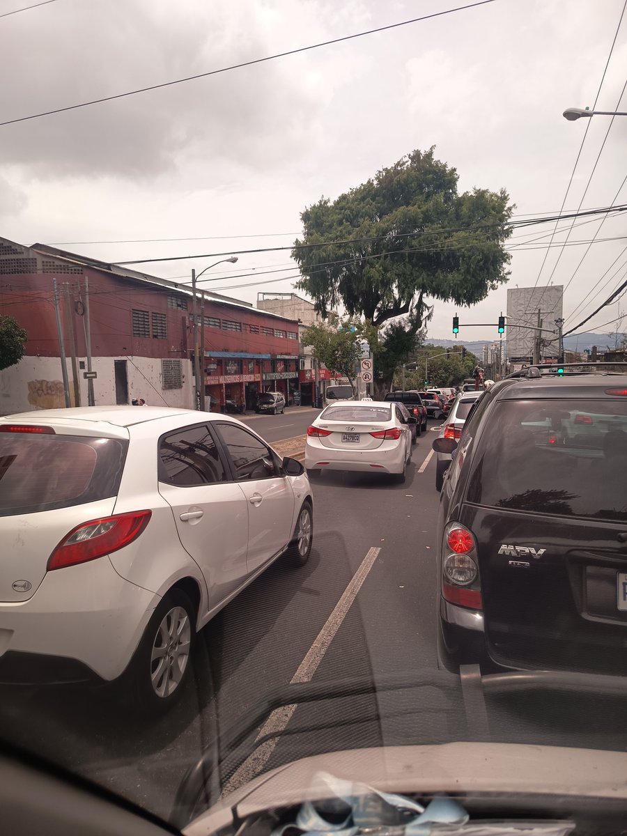 Bordando1's tweet photo. Alguien sabe que pasa en la ciudad de Guatemala @PMTMuniGuate @RQuinonezL @marvindelcid @vichoguate https://t.co/R1AVmDpDsb