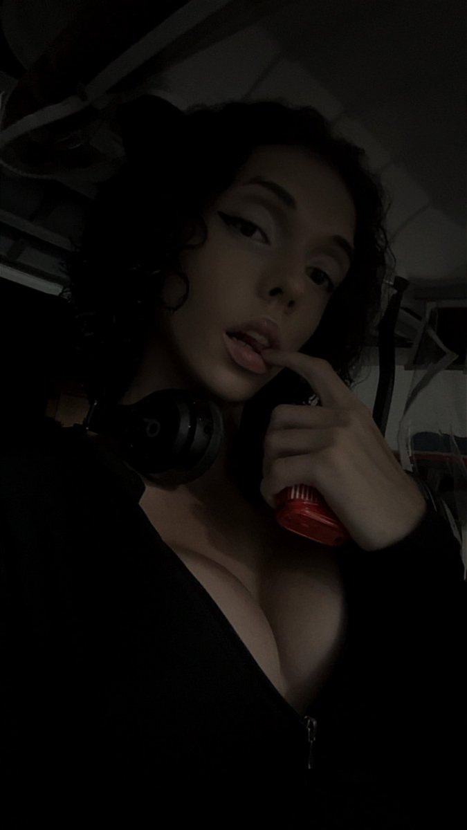 LucianaSmokes's tweet photo. I need me a real man that’s gonna show me off all over IRL &amp; on the internet all platforms 🛜 😩🙏🏼I’ve been a good girl I deserve it with what I put up with 🙏🏼💯 #nsfwtwtًً #fypシ゚ #wants #needs https://t.co/gaKn3n1XqN
