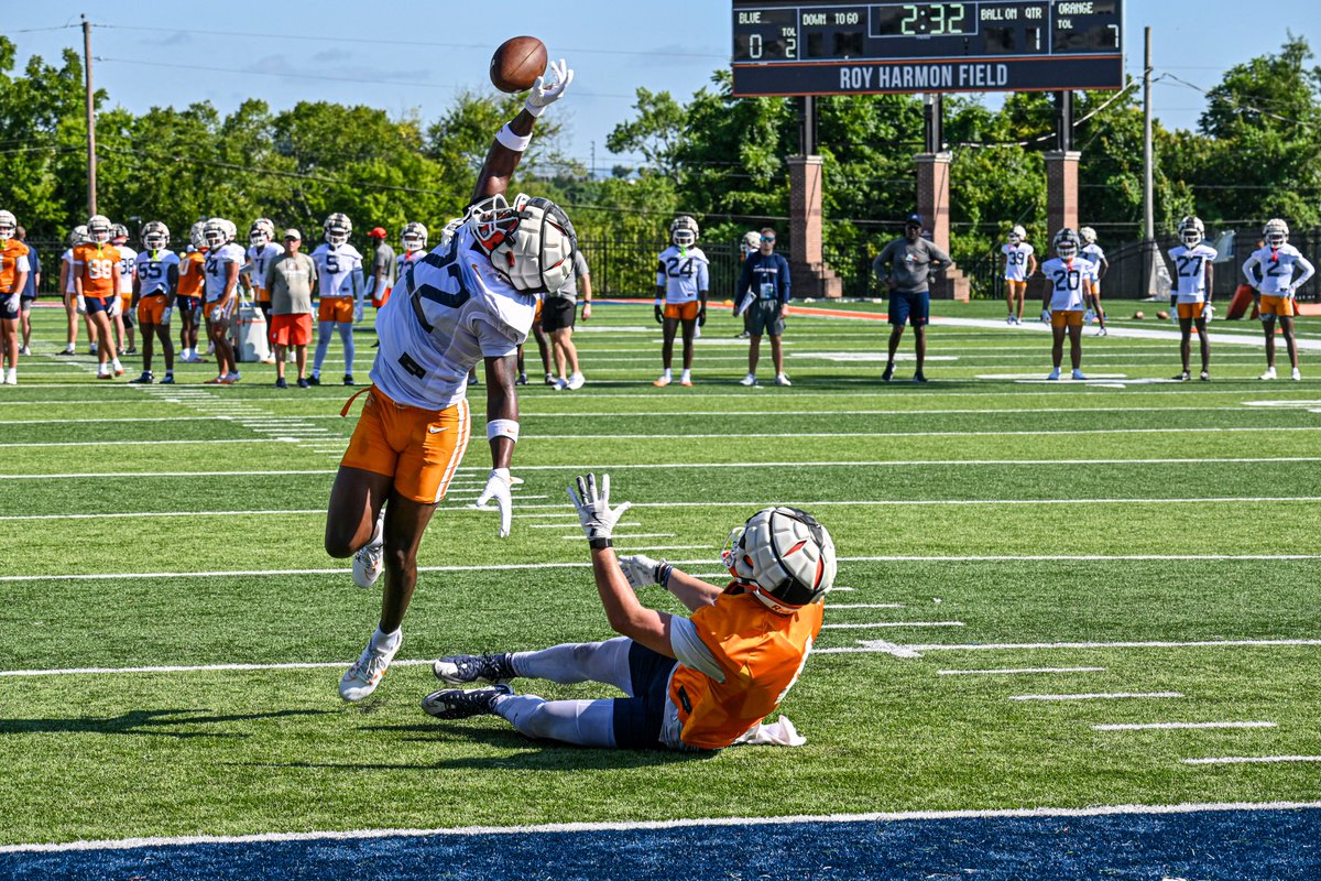 CN_Eagles's tweet photo. 👀Practice#️⃣2️⃣

📸 https://t.co/CB2S4wU5Zs

@cnfootball x #TalonsUp x #Brotherhood https://t.co/AU3fePryix