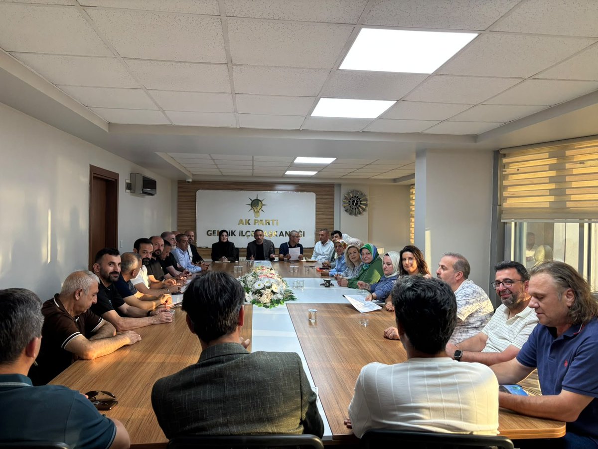 GemlikAkparti's tweet photo. İlçe Başkanımız Sn. Mehmet TAŞAR başkanlığında İl Koordinatörümüz Sn. Melek Temel Calayır'ın katılımlarıyla haftalık yönetim kurulu toplantımızı gerçekleştirdik.

👉 Teşkilat Çalışmaları
👉 Vatandaş Ziyaretleri
👉 Yatırım Programları

#AKPartiGemlik https://t.co/F6fvghBxrL