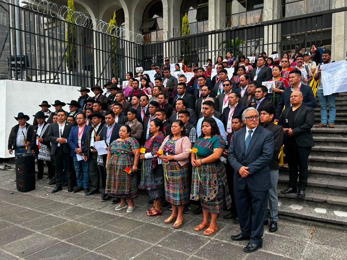 Cristosal's tweet photo. Guatemala | Han pasado más de 15 meses desde la detención de Luis Pacheco y Héctor Chaclán, exautoridades ancestrales guatemaltecas.

Hoy 48 Cantones y diferentes organizaciones sociales pidieron su libertad.

Defender la democracia no debe criminalizarse. Cristosal continúa apoyando a sus familias.

#LibertadParaLuisYHéctor